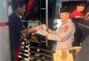 Berkah Bulan Ramadhan, Personil Bagops Polres Serang Bagikan Takzil