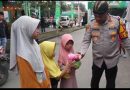 Kapolres Serang Bagikan Takjil Untuk Pengunjung di Hari Terakhir Bazar Ramadhan