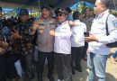 Acara Radenmas di Pantai Florida, Warga dan Pejabat Berebut Foto Bareng Kapolres Serang