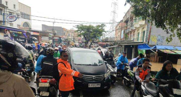 200 Personel Dishub Kota Tangerang Diterjunkan Atur Lalu Lintas di Jalur dan Wilayah Terdampak Banjir