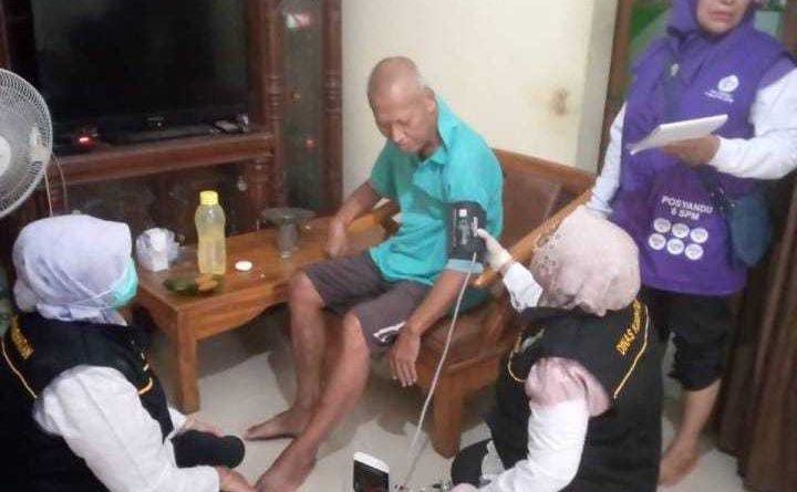 Terobos Banjir, Petugas Kesehatan Pemkot Tangerang Door to Door Periksa Kesehatan Warga Terdampak