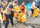 Cegah Penyakit Pasca Banjir, DLH Kota Tangerang Sterilkan Jalan Villa Mutiara Pluit dari Sampah