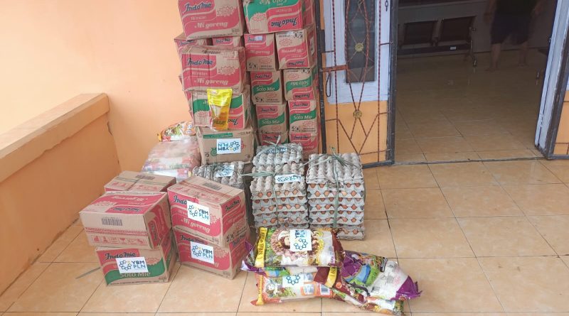 Manajemen PLN Salurkan Bantuan Sembako untuk Warga Terdampak Banjir di Desa Ketos