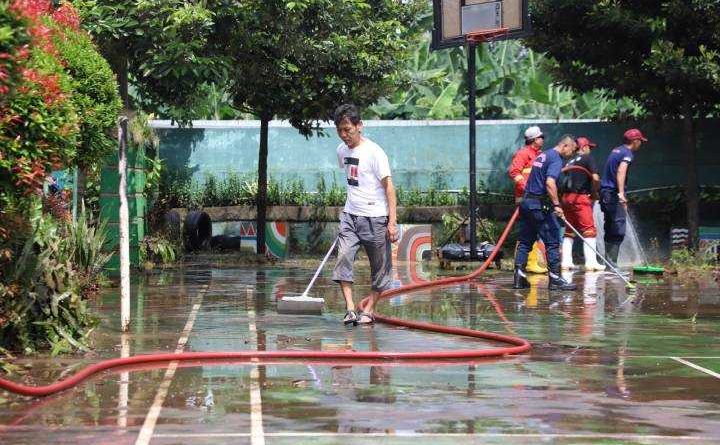 Banjir Mulai Surut, Pemkot Tangerang Gerak Cepat Terjunkan Petugas Bersihkan Pemukiman Warga
