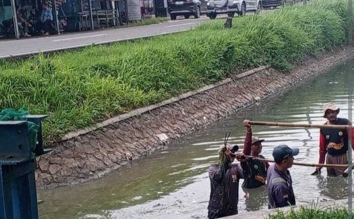 Gerak Cepat Pemkab Serang Bersihkan Sampah di Kali Tirtayasa