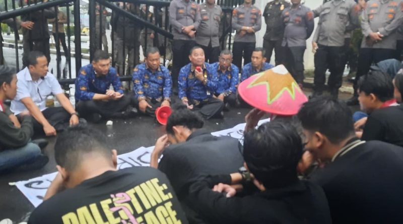 Sekda Banten Paparkan Program Sekolah Gratis saat Temui Mahasiswa