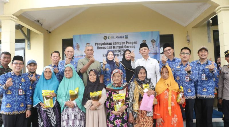 Bupati Serang Ratu Zakiyah Salurkan Bantuan 89 Ton Beras dan 17.984 Liter Minyak
