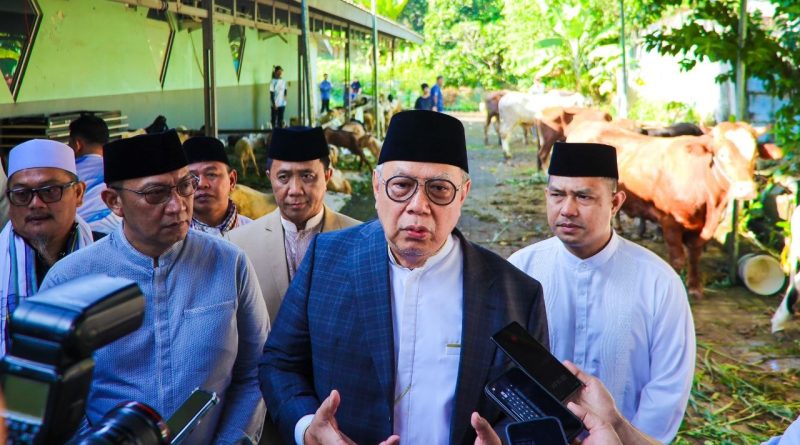 Pemkot Tangsel Salurkan 37 Sapi dan 60 Kambing Kurban hingga Wadah Ramah Lingkungan