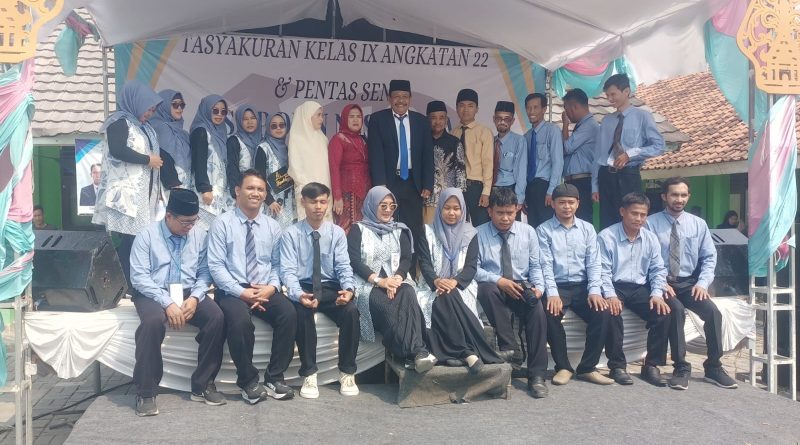 TASYAKURAN KELAS IX ANGKATAN XXII DAN PENTAS SENI SMP DIAN NUSANTARA BERLANGSUNG MERIAH