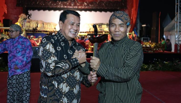 Hadiri Grebeg Suro dan Kirab Budaya Wayang Kulit, Bupati Maesyal Rasyid Ajak Masyarakat Lestarikan Budaya
