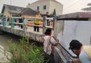 Sambut HUT Bhayangkara ke-80, Polsek Cikande Bersama Warga Ketos Gotong Royong Perbaiki dan Percantik Jembatan