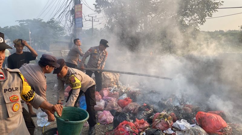 Kapolsek Cikande Turun Tangan Padamkan Kebakaran Sampah di Jalan Raya Serang–Tangerang