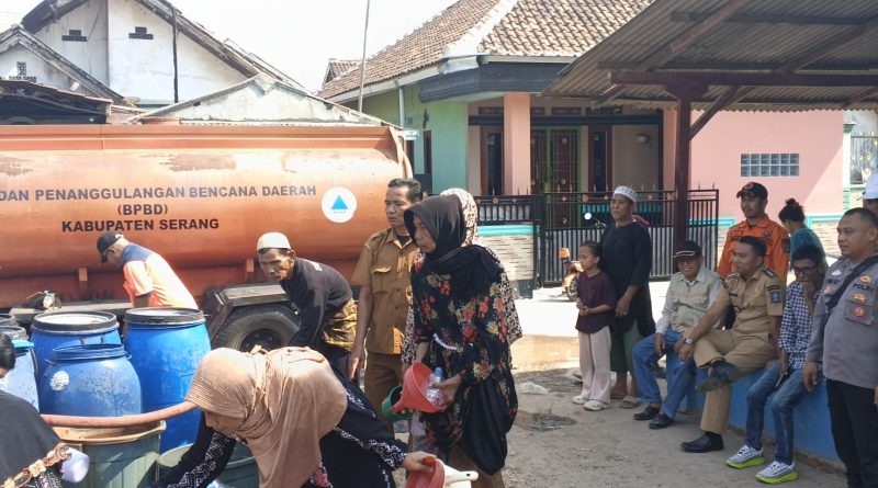 Polsek Carenang Kawal Penyaluran 6.000 Liter Air Bersih untuk Warga Terdampak Kekeringan