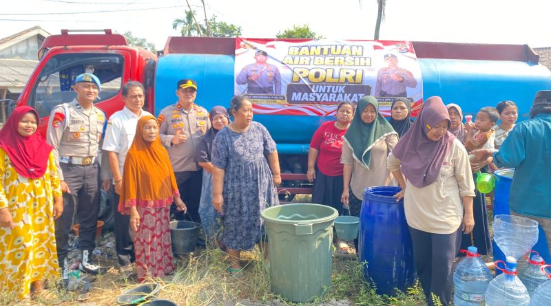 Tanggap Dampak Kemarau, Polsek Cikande Salurkan 24 Ribu Liter Air Bersih untuk Warga Cikande dan Kibin