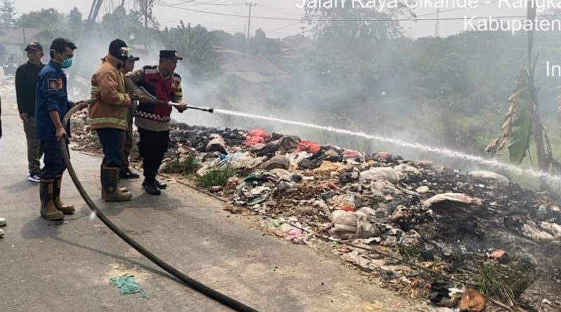 Respons Cepat Polsek Cikande Tangani Kebakaran Sampah di Depan Pasar Banjar, Arus Lalu Lintas Kembali Lancar