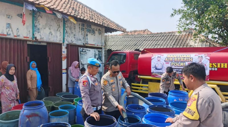 Polres Serang Salurkan 6.000 Liter Air Bersih untuk Warga Desa Domas Terdampak Kekeringan