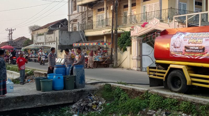 Polres Serang Salurkan 20.000 Liter Air Bersih untuk Warga Terdampak Kekeringan di Kecamatan Pontang
