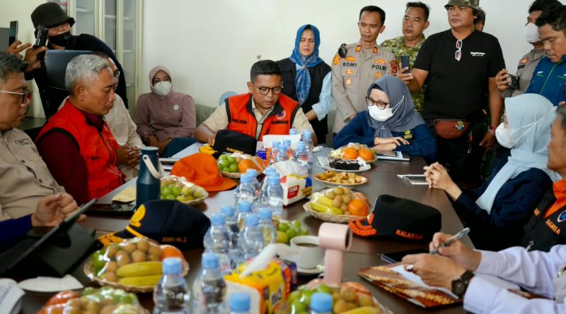 Tinjau Pos Pengamatan GAK, Bupati Ratu Zakiyah Intruksikan KBM Sekolah di 7 Kecamatan Secara Daring