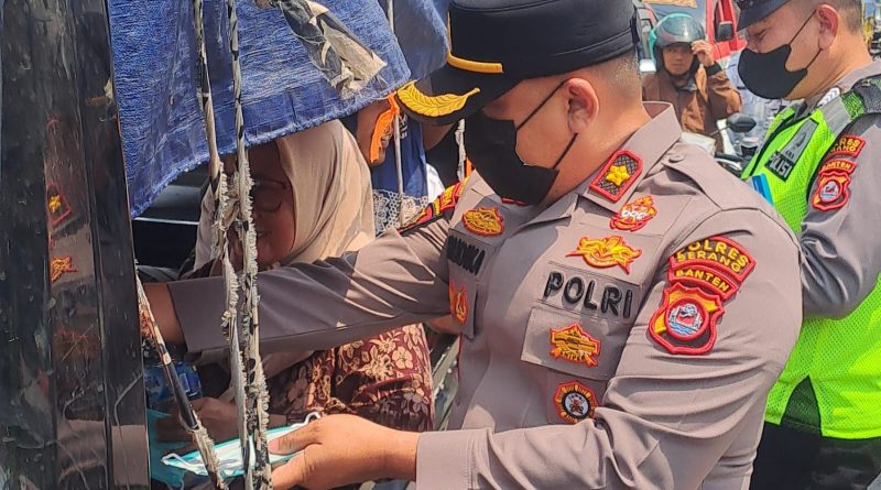 Polsek Cikande Salurkan 8.000 Liter Air Bersih dan Masker Gratis Antisipasi Abu Vulkanik Anak Krakatau