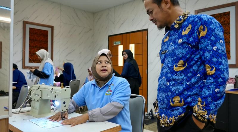 Disnakertrans Kabupaten Serang Beri Pelatihan 32 Warga Menjahit Garmen