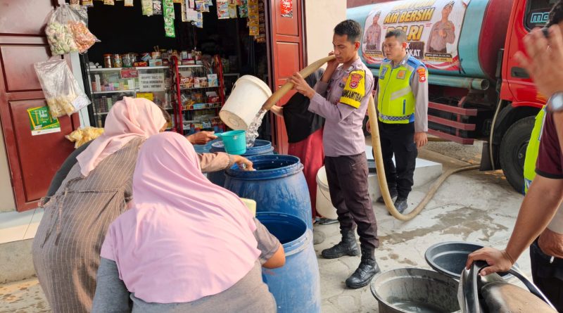 Tanggap Dampak Abu Krakatau: Polsek Cikande Gandeng Damkar PT Nikomas Siram Jalan dan Salurkan 8.000 Liter Air Bersih ke Warga