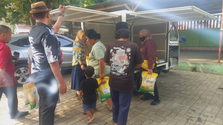 Jual Beras Terjangkau, Bentor Bang Sama Kota Tangerang Ramai Diserbu Warga