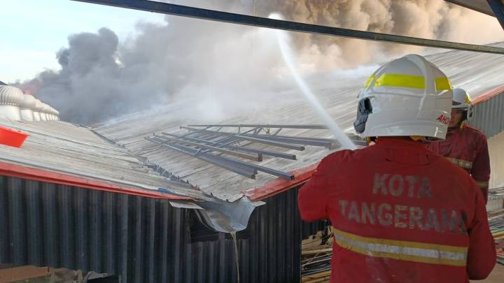 Turunkan 14 Armada, BPBD Kota Tangerang Berhasil Padamkan Kebakaran di Batusari