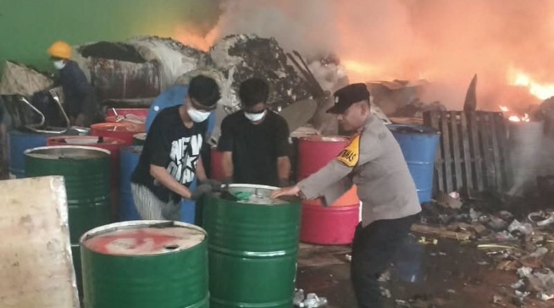 PECAK Polres Serang Gerak Cepat Tangani Kebakaran Gudang PT WPLI di Jawilan