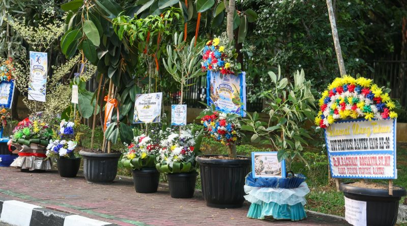 Unik! Ratusan Tanaman Gantikan Karangan Bunga pada Peringatan HUT Ke-26 Banten