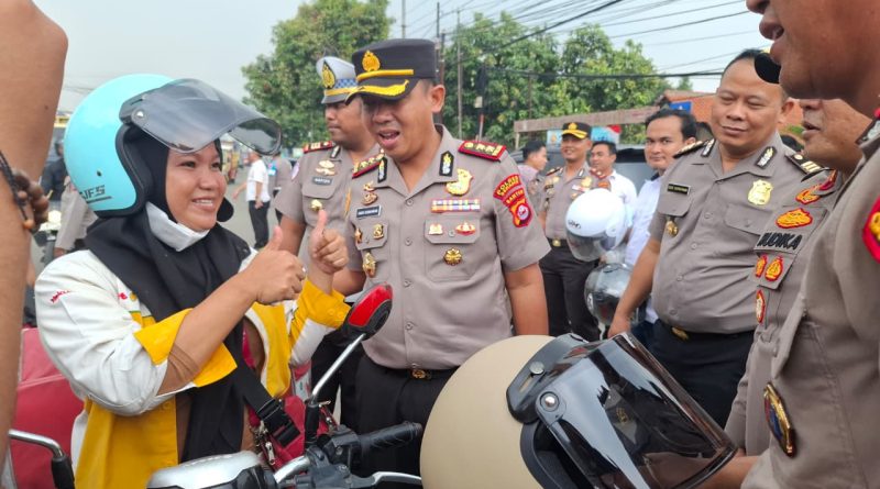 Sentuhan Humanis Kapolres Serang di Polsek Cikande: Bagikan Sembako dan Helm Gratis untuk Warga