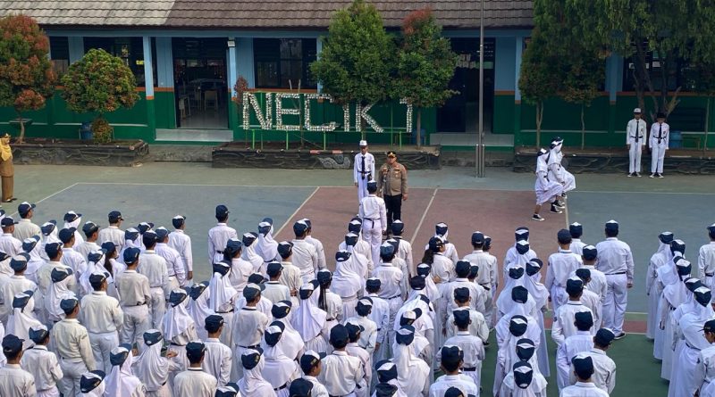 Wujudkan Generasi Masa Depan Unggul, Kapolsek Cikande Jadi Irup di SMPN 1 Cikande Lewat Program “Polisi Peduli Pendidikan”
