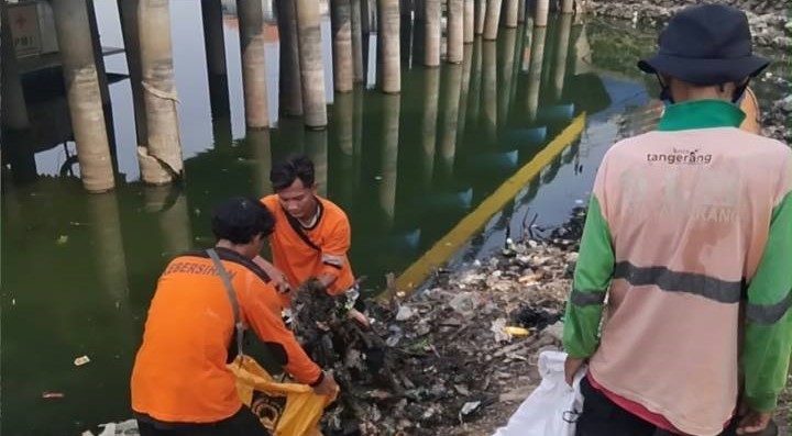 DLH Kota Tangerang Bersihkan Taman Embung Batusari, Jaga Fungsi Ekologis dan Kenyamanan Warga